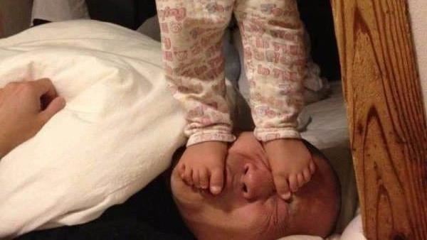 女兒「踩臉馬殺雞」網笑：老爸真幸福