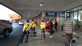 6公里收3600多台幣 馬尼拉機場計程車司機被捕一名計程車司機在馬尼拉國際機場載客時獅子大開口，從第3航廈開到第1航廈，約6公里距離竟要價6000披索（約新台幣3640元），因此遭警方逮捕。圖為馬尼拉國際機場第1航廈出境入口。中央社記者陳妍君馬尼拉攝 108年8月6日