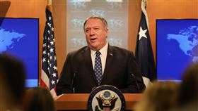 駱惠寧盼港返正軌 美國務卿：中共履諾才是正軌美國國務卿蓬佩奧（圖）7日發表公開談話時表示，新任北京中央駐香港聯絡辦公室主任駱惠寧近日呼籲，期盼香港能「重回正軌」，但中共履行對香港承諾才是所謂正軌。中央社記者徐薇婷華盛頓攝 109年1月8日