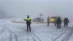 合歡山區下雪  員警戒護交管合歡山武嶺13日凌晨到清晨降雪，吸引不少民眾上山賞雪，由於路面已有結冰情形，轄區員警執行雪季勤務，疏導交通。（太魯閣工務段提供）中央社記者李先鳳傳真　109年1月13日