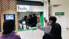 手搖飲料是許多台灣人日常生活中不可或缺的一環，而台灣的手搖店也層出不窮。日前有位網友表示「鮮茶道」好像很少人討論，於是他在PTT上發問「鮮茶道有甚麼好喝的」，結果釣出大批行家，在網路上引發熱議。（圖／翻攝自鮮茶道臉書）