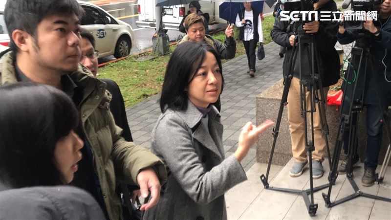 小孩遭網友恐嚇　小燈泡媽赴警局提告