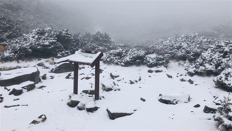 水氣足　雪山三六九山莊清晨飄雪