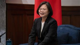 總統蔡英文13日上午接見華府智庫「美國企業研究院」民主及印太戰略訪問團」。（圖／總統府提供）