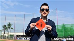 富邦悍將團體照，領隊蔡承儒公布年度口號。（圖／記者王怡翔攝影)