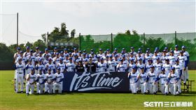 富邦悍將團體照，領隊蔡承儒公布年度口號。（圖／記者王怡翔攝影)