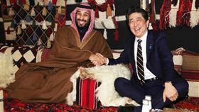 日本首相安倍晉三（右）13日凌晨與沙烏地阿拉伯王儲穆罕默德．沙爾曼會談，針對緩和及穩定中東地區緊張情勢交換意見。（共同社提供）
