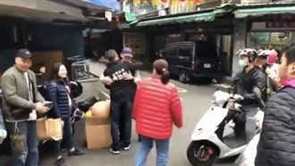 老伯站遠處落淚　吳怡農不捨跳車相擁