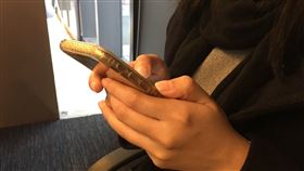 示意圖-閨密,低頭族,滑手機,簡訊(圖/資料照)