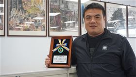 金門縣金城鎮獲選經典小鎮　鎮長盼提升旅遊設施金門縣金城鎮獲選2020交通部觀光局經典小鎮2.0，鎮長李誠智13日展示獲獎獎牌，並感謝民眾遊客支持，盼結合中央與地方資源，提升旅遊軟硬體設施。中央社記者黃慧敏攝　109年1月13日