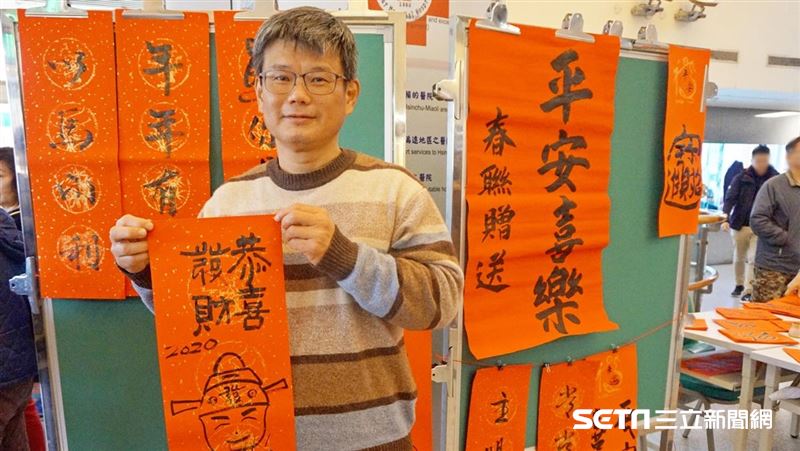 贈送免費春聯　新竹馬偕請來書法名家