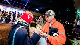 黑熊來了全台票房破千萬　影迷熱情索取導演簽名生態紀錄片「黑熊來了」全台票房於上週末突破新台幣1000萬元，導演麥覺明（前右）12日在台北舉辦感恩回饋放映，影迷在散場後熱情向麥覺明索取簽名。（牽猴子整合行銷提供）中央社記者洪健倫傳真　109年1月13日