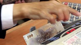 財政部統計，2019年撥入長照基金稅收達新台幣406.34億元，年增15.8%，且比全年預算目標多出73.45億元。（中央社檔案照片）