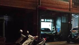 桃園楊梅一林姓男子因為沒帶鑰匙，爬貨車、遮雨棚進屋內，要幫等在屋外的爸媽開門，卻被發現陳屍客廳。（圖／翻攝畫面）