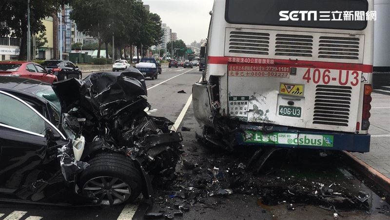 男駕五百萬捷豹撞公車　車頭全毀