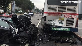 男駕五百萬捷豹撞公車　車頭全毀