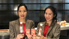 金鼠年搏好彩頭　國銀限量放送發財水及發財金金鼠年，部分銀行限量放送發財水及發財金，台新銀行今年也延續傳統，自13日起加碼發送開運水、發財金給來行客戶。中央社記者劉姵呈攝　109年1月13日