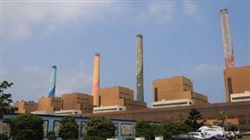 中市政府撤銷中火2部機組燃煤許可證，台電董事長楊偉甫表示，若用電尖峰提前報到，供電3月後恐亮黃燈。（中央社檔案照片）