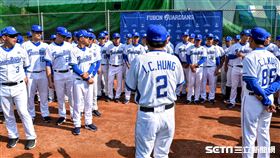 富邦悍將開訓，總教練洪一中與全隊勉勵。（圖／記者王怡翔攝影）