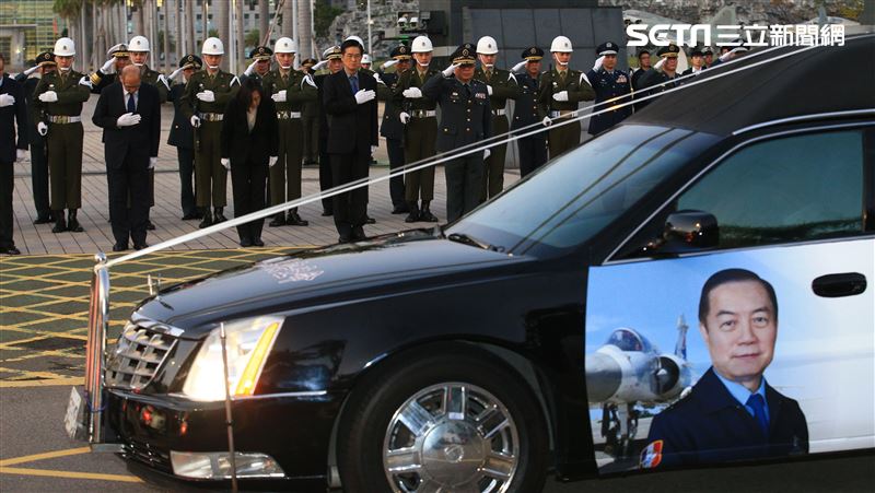 黑鷹殉職將士移柩　蔡英文緬懷致敬