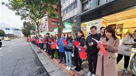 黑鷹失事／486先生率員工等移柩啟靈車隊　現場國旗飄揚
圖／翻攝自486先生臉書