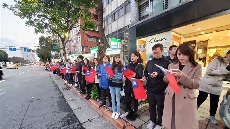 等移柩啟靈車隊　486：請總長安息