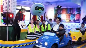 台中兒童交通安全教育館開幕台中兒童交通安全教育館13日開幕，館內規劃符合學齡兒童的專業場地，透過實際開車體驗，引導兒童體認道安知識，交通部政務次長黃玉霖（前右2）與小朋友一同體驗。（業者提供）中央社記者趙麗妍傳真　109年1月13日