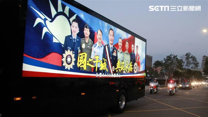 黑鷹殉職將士移柩　網友含淚送別
