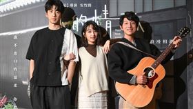 柯佳嬿賀歲愛情片　夾傅孟柏謝博安間難抉擇女星柯佳嬿（中）在賀歲片「你的情歌」中，要在男星傅孟柏（左）、謝博安（右）之間做出愛情抉擇，3人13日在台北出席媒體茶敘為片宣傳，分享拍攝趣事。（甲上娛樂提供）中央社記者洪健倫傳真　109年1月13日