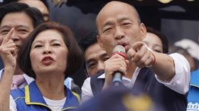 參選立委失利的國民黨籍台北市議員汪志冰（前左）13日晚間表示，國民黨敗選後應痛下決心徹底改革。圖為汪志冰與高雄市長韓國瑜（前右）日前在台北市關渡宮參拜造勢。（中央社檔案照片）