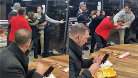 餐廳,烤肉,薯條,吃飯,淡定,群毆,打架,全武行,戰場,英國, 圖／翻攝自YouTube