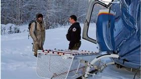 ▲男子受困阿拉斯加雪地23天終於獲救。（圖／翻攝自Alaska State Troopers）

住家被燒毀！男子困荒野23天　雪地畫「SOS」成功獲救（圖／翻攝自Alaska State Troopers）