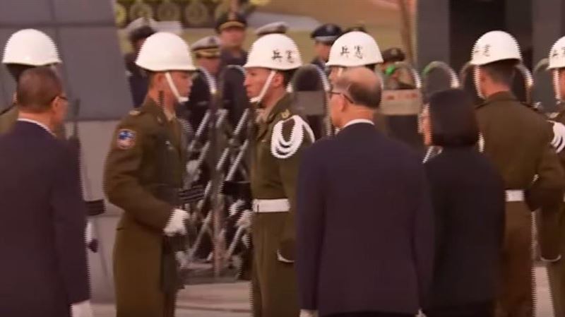 憲兵在總統面前轉圈圈　憲指部回應了