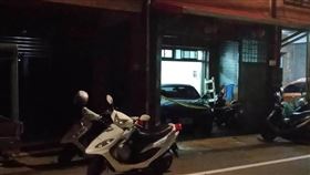 桃園楊梅一林姓男子因為沒帶鑰匙，爬貨車、遮雨棚進屋內，要幫等在屋外的爸媽開門，卻被發現陳屍客廳。（圖／翻攝畫面）