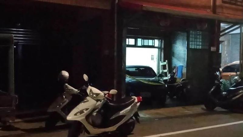 鐵門斷電無法開　哥爬氣窗理論釀殺機