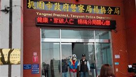 桃園男子離奇死亡　死者弟弟涉嫌重大桃園市楊梅區發生一起離奇命案，一名徐姓男子疑似忘記帶鑰匙，便攀爬進入屋裡，之後被家人發現陳屍屋內，警方調查發現死者弟弟涉有重嫌，13日下午先依殺人罪嫌移送偵辦。中央社記者吳睿騏桃園攝　109年1月13日