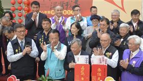 九華山地藏庵捐救濟金與年菜九華山地藏庵董事長黃俊森（前左3）13日率董監事捐贈嘉義縣低收入戶冬令救濟金，並購買愛心年菜送邊緣戶，由縣長翁章梁（前左2）代表接受，並頒贈感謝狀。中央社記者蔡智明攝　109年1月13日