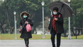 北台灣整天偏濕冷（1）中央氣象局表示，13日大陸冷氣團持續影響，北台灣整天偏冷，清晨至傍晚中部以北及宜蘭降雨機率增加、有短暫雨，基隆北海岸有局部較大雨勢發生機率。中央社記者裴禛攝 109年1月13日