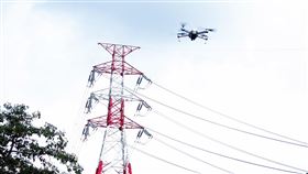 台電出新招　出動無人機巡檢電塔台電2019年首度導入「無人機」，運用科技巡檢電塔，並搭配自動化監測設備，台電人員可以即時掌握電塔狀態。（台電提供）中央社記者蔡芃敏傳真　109年1月13日