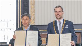 台北與布拉格締結為姊妹市台北市長柯文哲（左）13日與布拉格市長賀瑞普（右）在布拉格簽署姊妹市協定。（北市府提供）中央社記者林育立布拉格傳真 109年1月14日