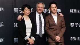 李安夫婦與兒子李淳步入紅毯。