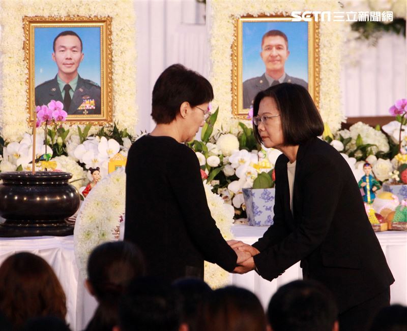 黑鷹殉職8名將士國防部14日上午舉行「0102殉職將士」聯合公祭，總統蔡英文親自出席，頒勳獎章、追晉官階及頒贈褒揚令。（記者邱榮吉/攝影）