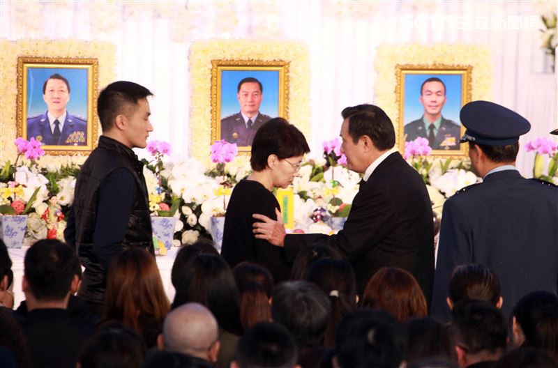 前總統馬英九慰問殉職將士眷屬。（記者邱榮吉/攝影）