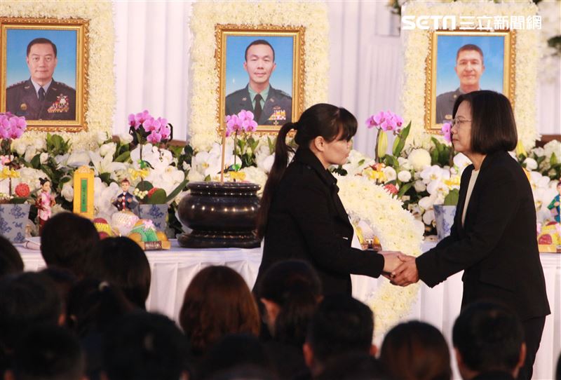 黑鷹殉職8名將士國防部14日上午舉行「0102殉職將士」聯合公祭，總統蔡英文親自出席，頒勳獎章、追晉官階及頒贈褒揚令。（記者邱榮吉/攝影）