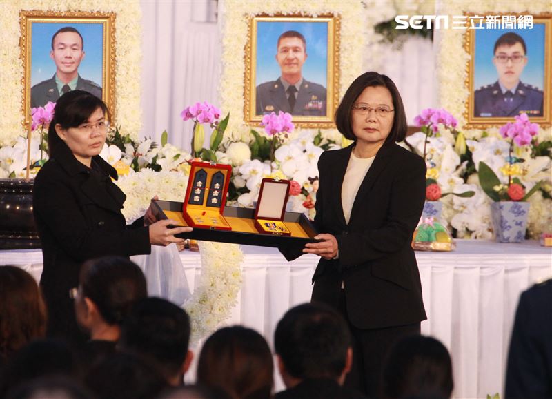 黑鷹殉職8名將士國防部14日上午舉行「0102殉職將士」聯合公祭，總統蔡英文親自出席，頒勳獎章、追晉官階及頒贈褒揚令。（記者邱榮吉/攝影）