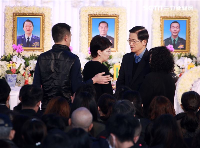 國防部長嚴德發慰問殉職將士眷屬。（記者邱榮吉/攝影）