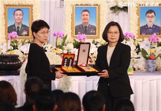 黑鷹殉職8名將士國防部14日上午舉行「0102殉職將士」聯合公祭，總統蔡英文親自出席，頒勳獎章、追晉官階及頒贈褒揚令。（記者邱榮吉/攝影）