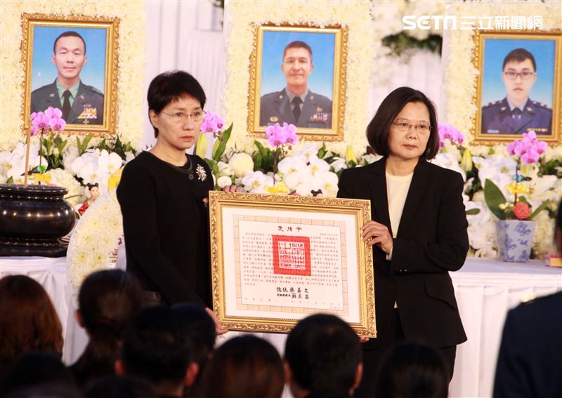 黑鷹殉職8名將士國防部14日上午舉行「0102殉職將士」聯合公祭，總統蔡英文親自出席，頒勳獎章、追晉官階及頒贈褒揚令。（記者邱榮吉/攝影）