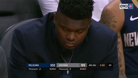 Zion Williamson在板凳疑似打瞌睡被拍到。（圖／翻攝自YouTube）