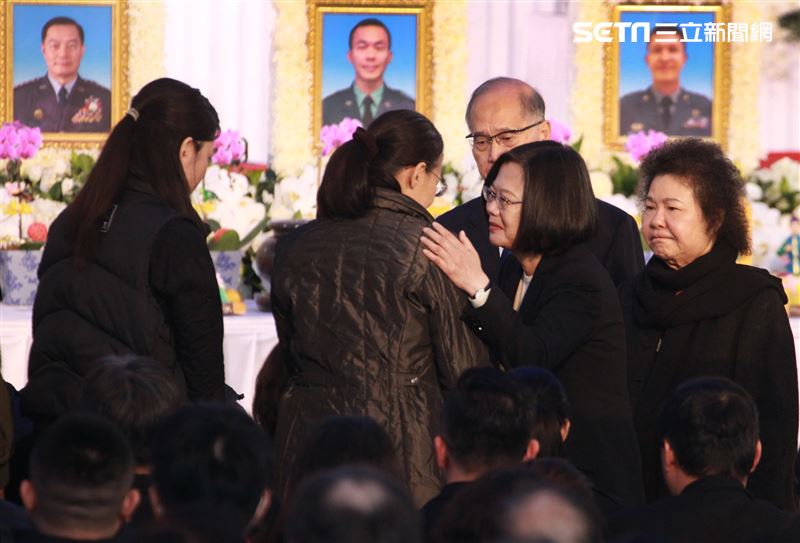 總統蔡英文向黑鷹殉職將士眷屬握手致意。（記者邱榮吉/攝影）